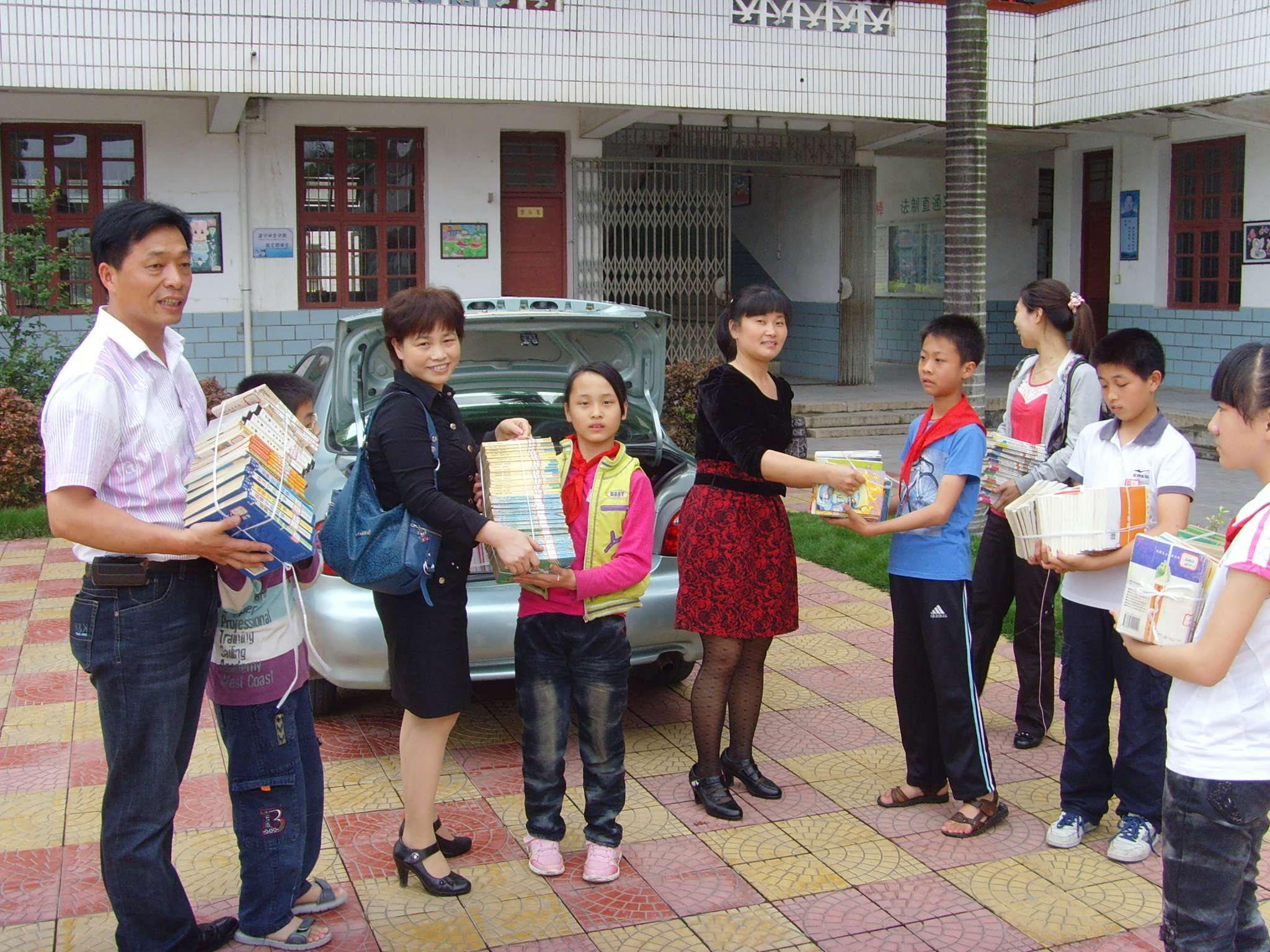 我馆工作人员将书本捐赠给贫困学生